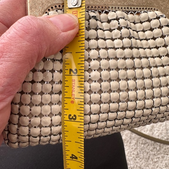 Glomesh mid-century/vintage ivory mesh coin purse. Gold, kisslock closure - Picture 9 of 13